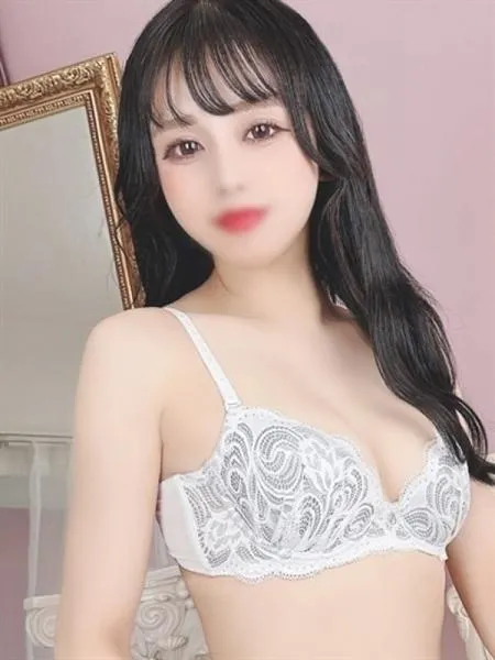 しおん【押しに弱い美人ＯＬ】の写真1枚目