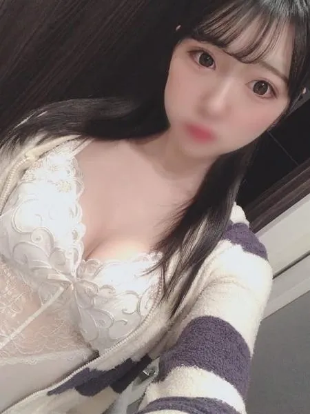 もえか【黒髪清楚の彼女が巨乳】の写真1枚目